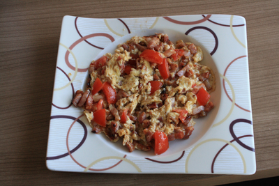 Eier_auf_Speckbett_mit_Tomätchen_k.jpg