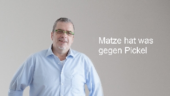 16. Matze hat was gegen Pickel klein.jpg