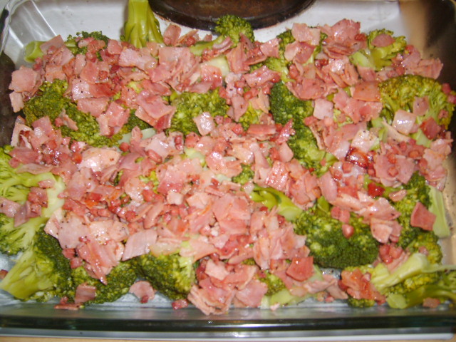 2010-4-18 Brokkoli-Gratin m.vorgebratenem gekochtem Schinken u.Katenschinkenwürfeln (Käse-Sahnehaube fehlt noch).JPG
